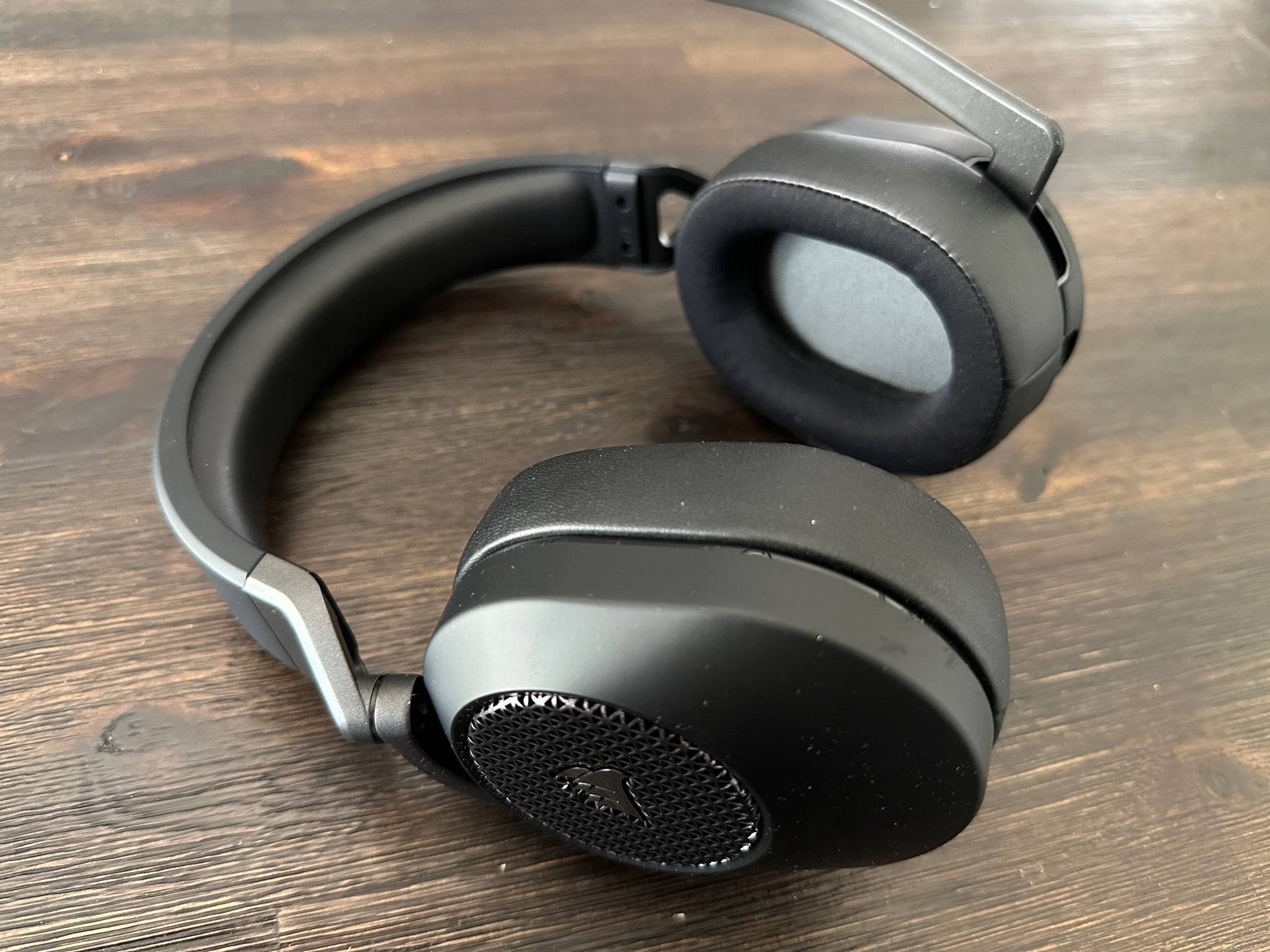 Corsair HS65 Wireless Images