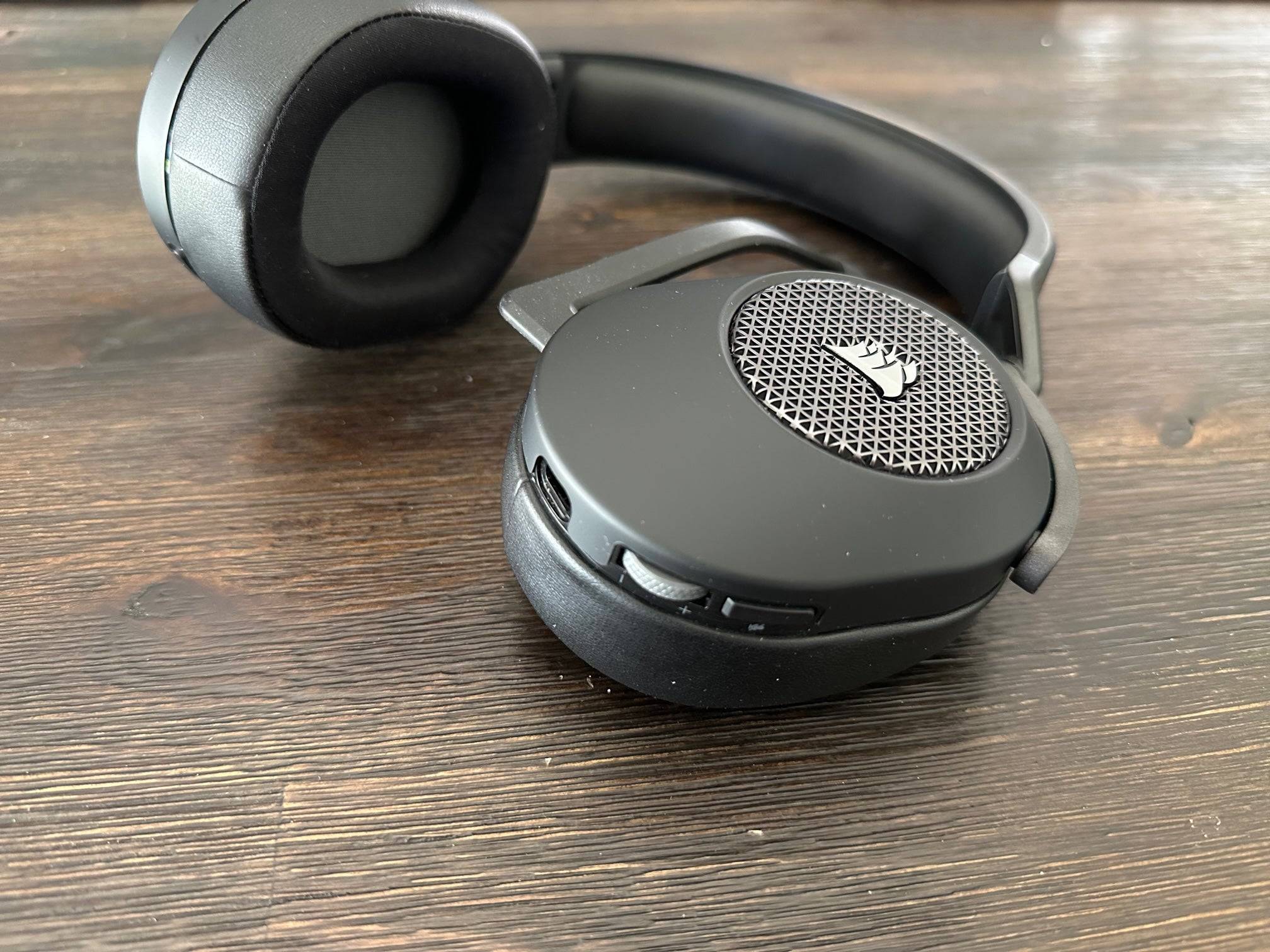 Corsair HS65 Wireless Images