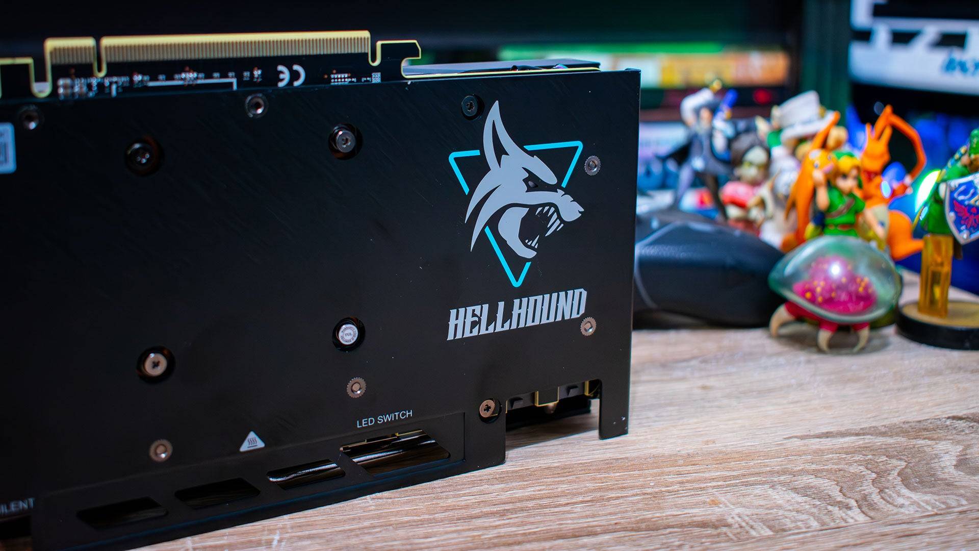 AMD Radeon RX 7600 XT Изображения