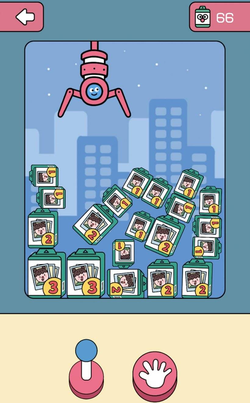 kacakaca的屏幕截图,显示了一个大抓爪,通过爪拍照拿起奖品