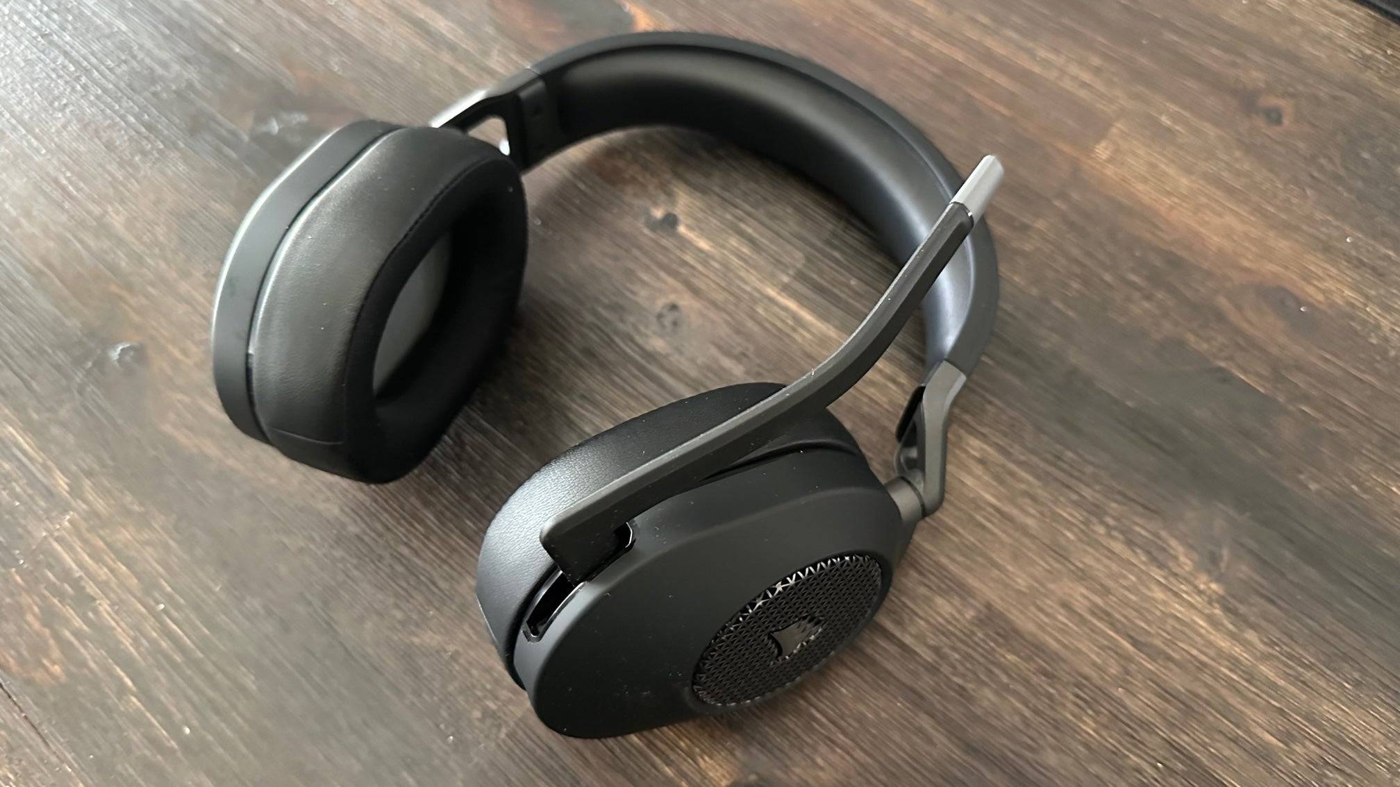 Corsair HS65 Wireless Images